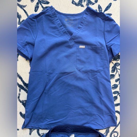 Figs Denim Blue Catarina scrub top and Basic Livingston scrub bottoms - Picture 6 of 9